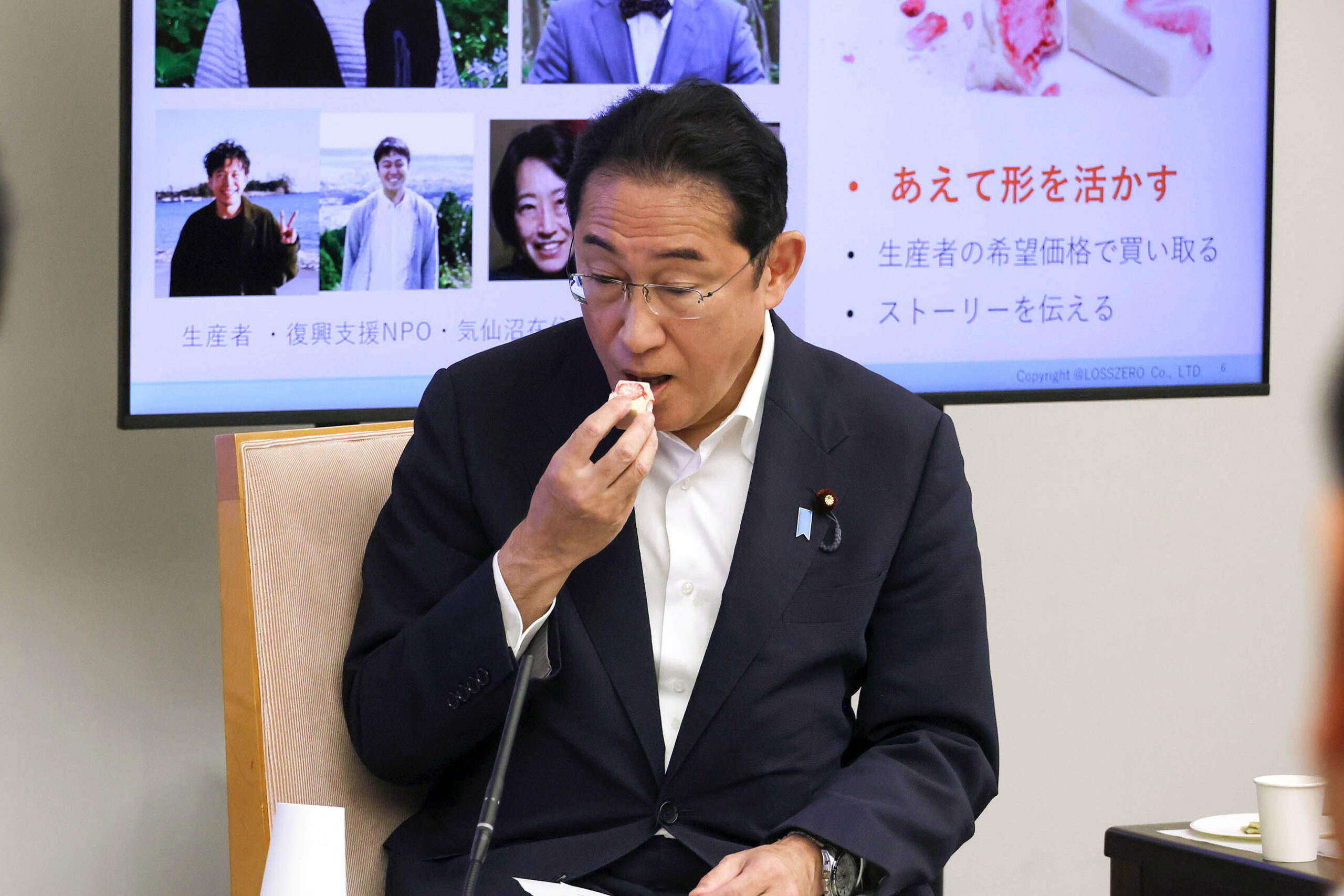 みなといちごを食べる首相