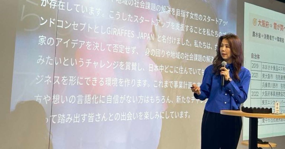 講演する文社長