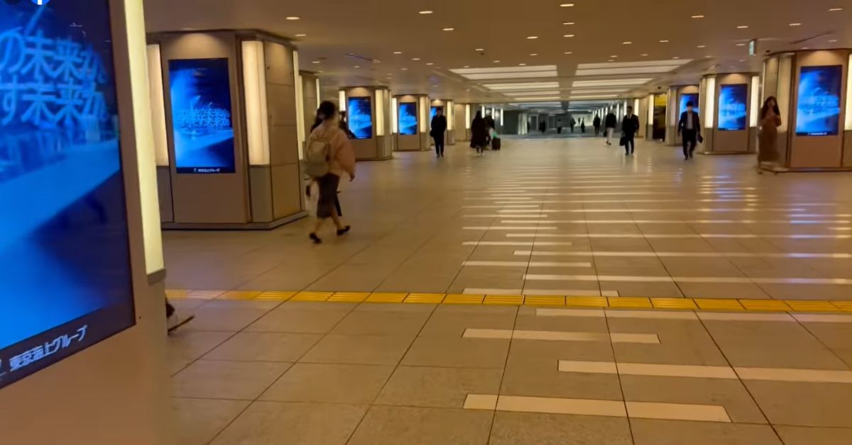 デジタルサイネージの様子（東京駅前地下広場）1