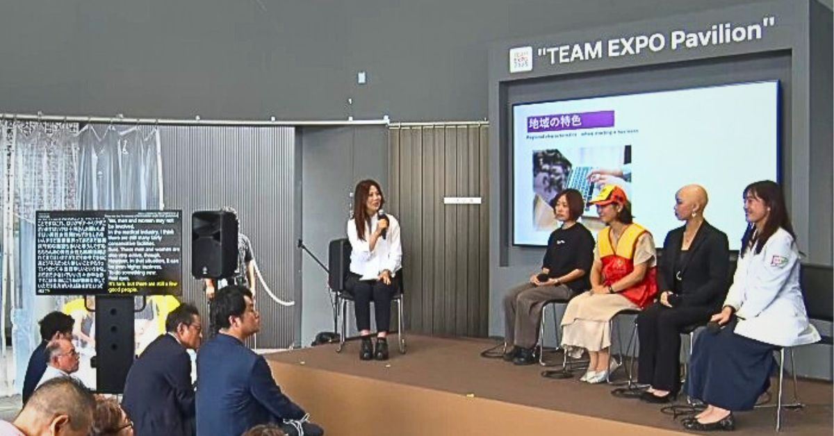 ディスカッションする文と4人の登壇者